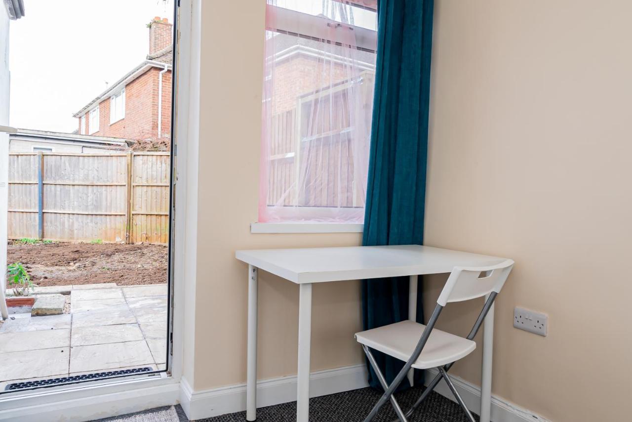 Shirley House 3, Guest House, Self Catering, Self Check In With Smart Locks, Use Of Fully Equipped Kitchen, Close To City Centre, Ideal For Longer Stays, Walking Distance To Bat, 20 Min Drive To Fawley Refinery, Excellent Transport Links Саутгемптон Экстерьер фото